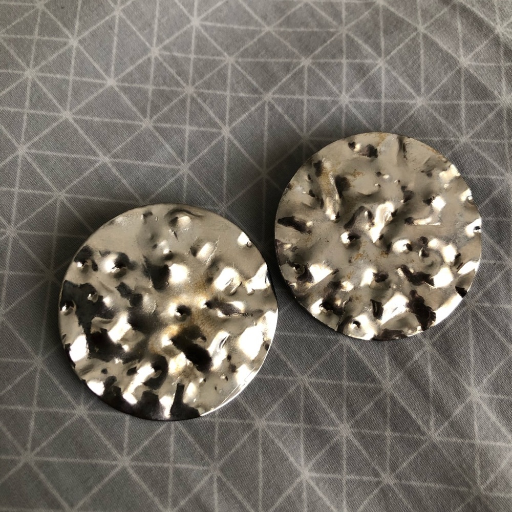 Hammered metal disc earrings